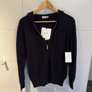 Marinblå zip hoodie från Soft Goat - STEAL‼️Säljer en stilren marinblå zip hoodie från Soft Goat i kashmir. Tröjan har dragkedja och huva, perfekt för en avslappnad look. Den är mjuk och bekvämlig, perfekt för hösten, vintern men även kyligare sommarkvällar! Den är endast testad. Nypris ligger på 2990.