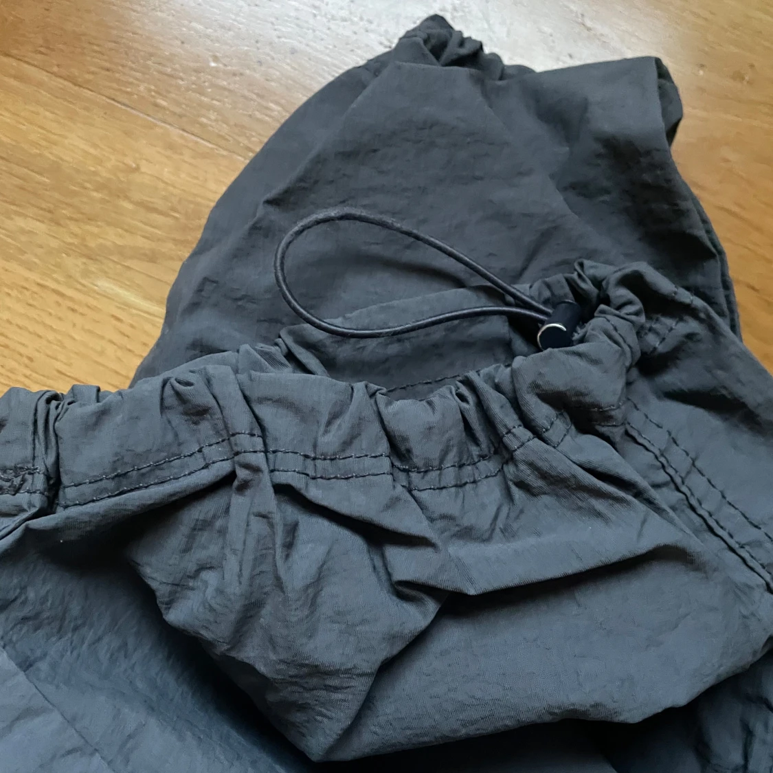 Grå byxor med resår och snörning - 90