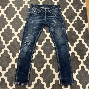 Dondup George - Tja, säljer ett par dondup jeans i modellen George. Storleken är 29 men skulle säga att det passar 30 också. Dm för mer info samt frågor!🙌🏼