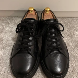 Svarta sneakers - Myrqvist Oaxen - Myrqvist Oaxen. Använd endast ett fåtal gånger. Storlek 42. Nypris 1999.