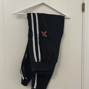 Axel Arigato tracksuit pants - Riktigt snygga Axel Arigato tracksuit pants. Har endast använt dom fåtal gånger pga att dom blivit för små för mig. Perfekt nu till vintern!
