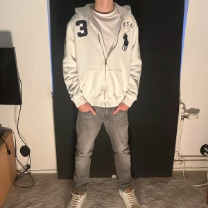 Vit hoodie från Polo Ralph Lauren -  Säljer denna feta hoodien från Polo Ralph Lauren