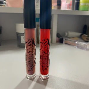 MAC plumping Powerglass läppglans i två färger - Två läppglans från MAC i nyanserna rosa och röd. Perfekt för att ge läpparna en glansig finish med intensiv färg. Kommer i smidiga tuber med svart lock.