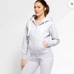 SÖKER RUSSEMERCH FLEEC - Jag söker på russemerch fleecen, kontakta mig om ni vill ge ut de till mig. Skriv på bara!!!