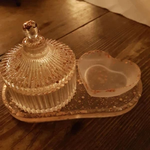 Glittrig ask med hjärtformad skål - Elegant glittrig ask med lock och en hjärtformad skål på en matchande bricka. Perfekt för smycken eller småsaker. Ger en lyxig känsla till ditt hem.
