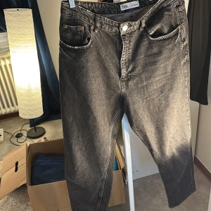 Svarta jeans från Zara - Säljer ett par svarta jeans från Zara i storlek EUR 44. De har en klassisk femficksdesign och är tillverkade i Turkiet. Perfekta för en avslappnad stil.