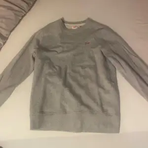 (Ny pris 700kr) Snygg simpel grå Levis Sweatshirt som knappt är använd. Den är bara skrynklig pga att den bara legat i garderoben. Finns inget o klaga på. Går ner på snabb affär