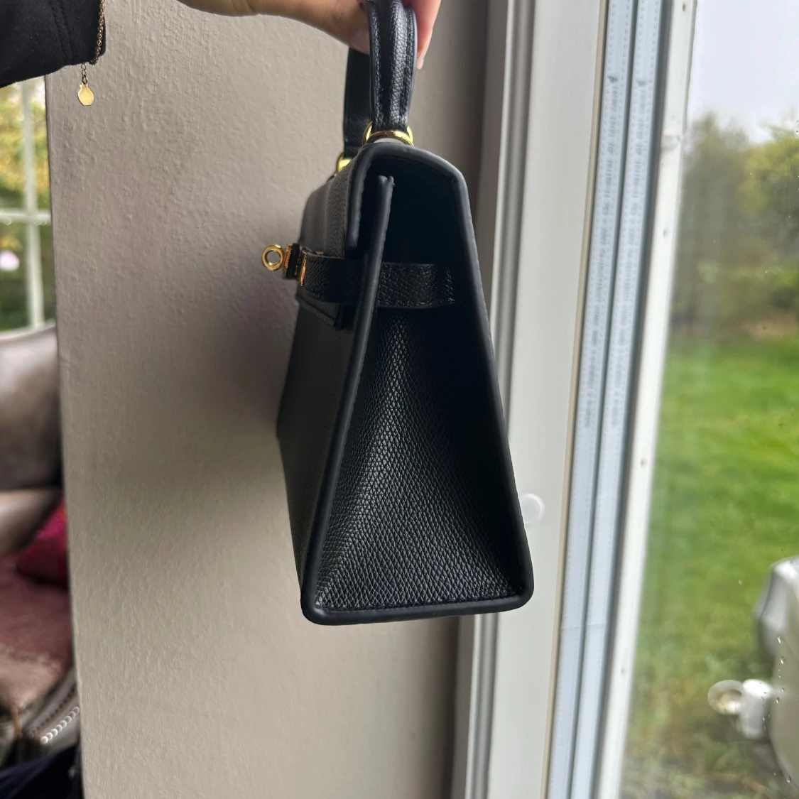 Svart handväska med gulddetaljer - 90