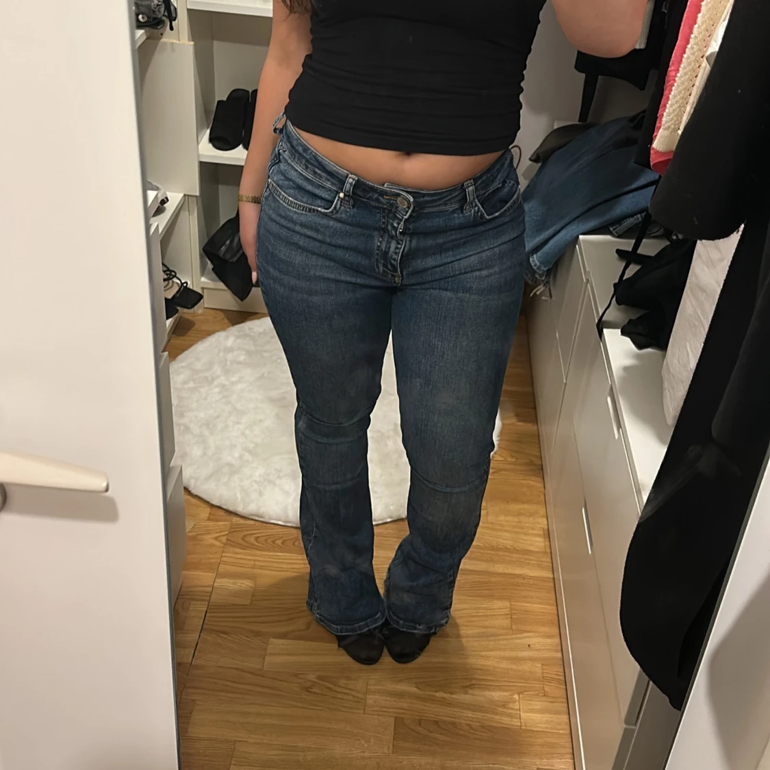 Blå bootcut jeans från ginatricot  - 92