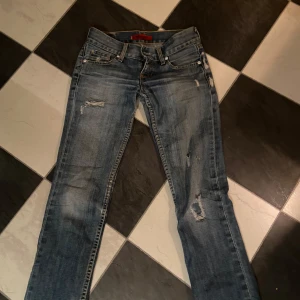 Lågmidjade levis jeans  - Säljer ett par vinted blå Levi's jeans med coola slitningar. Midjemåttet- 35cm, innerbenslängden- 79 cm. Har inga bilder på för att de är för små på mig🩷