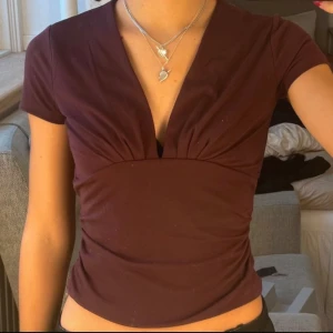 Vinröd v-ringad topp bikbok - Snygg mörkröd topp med v-ringning och korta ärmar💝