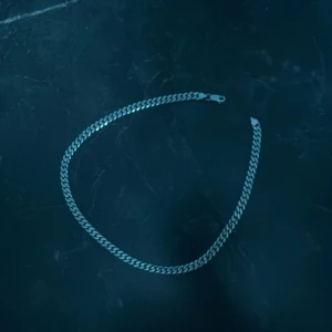 Silverfärgat halsband  - Elegant silverfärgat halsband med en klassisk kedjedesign. Perfekt för att ge en stilren touch till din outfit.