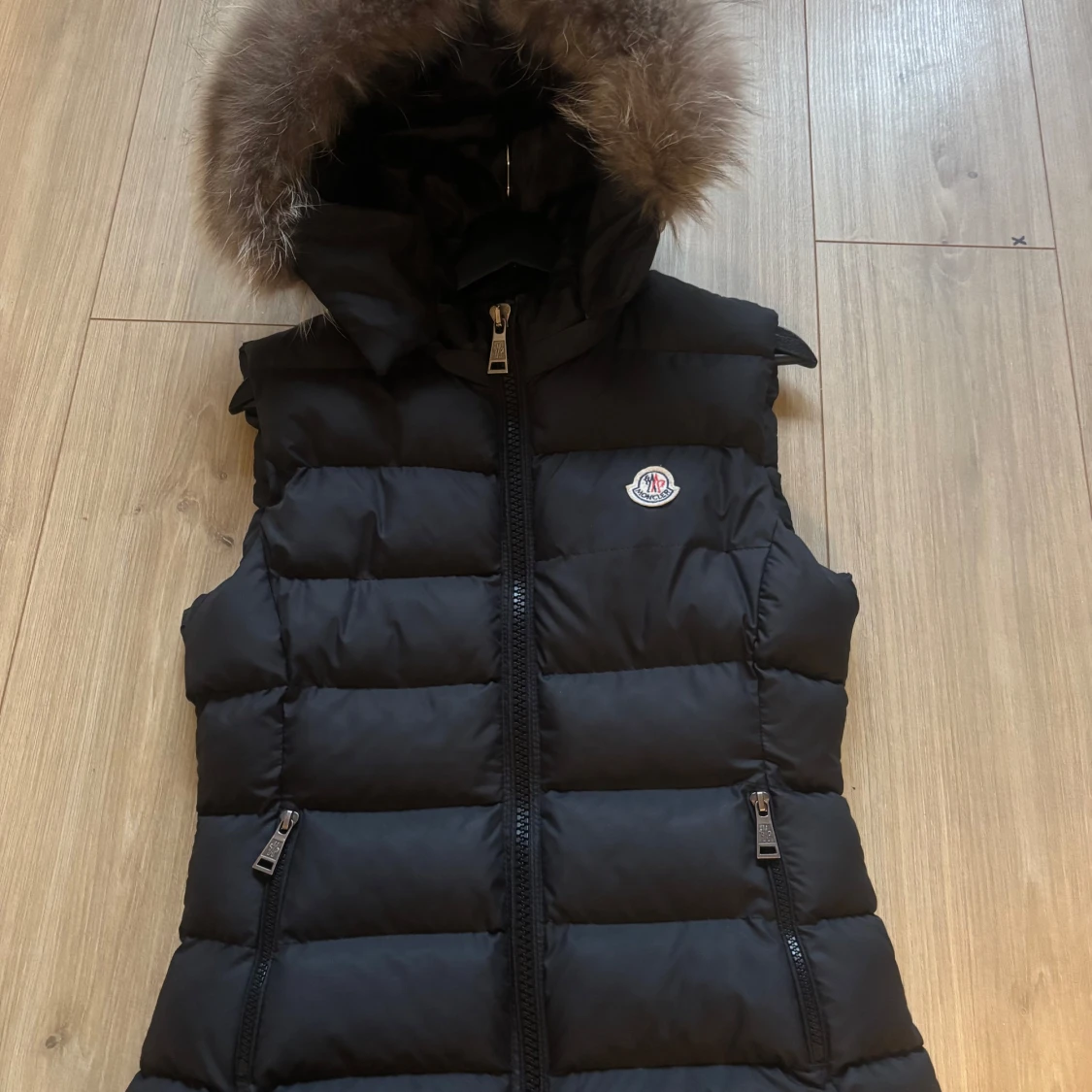 Svart dunväst från Moncler stl S