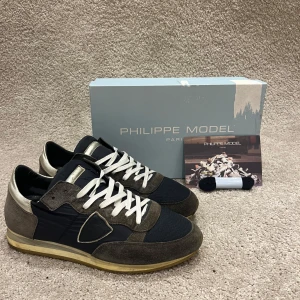 Philippe model skor - Riktigt feta Philippe model skor. Allt og tillkommer storlek 41. Skriv vis minsta fundering ❄️❄️💯💫 (24)
