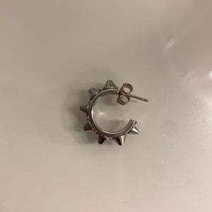 Edblad silvrigt örhänge med nitar, rostfritt stål - ⚠️Får bara med 1 örhänge, inte ett par⚠️ Tvättas i smyckes rengöring innan paketering. Tappade bort ena och söljer därför den. Den är som ny, inga repor eller annat💞