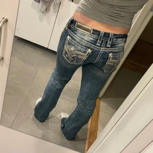 Blå jeans med broderade fickor - Snygga blå jeans med unika broderade detaljer på bakfickorna. Lågmidjade!!! Miss me liknande