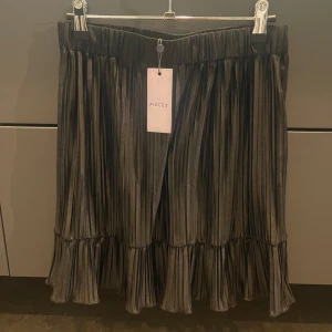 Svart kjol - Svart kjol från Pieces med volang. Skönt material och helt ny💕