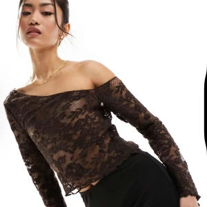 Brun spetstopp  - Elegant brun offshoulder spetstopp från Asos. Storlek s.