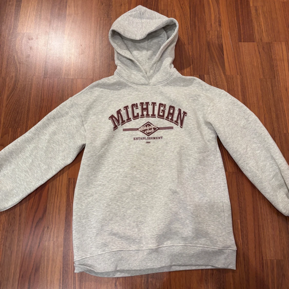 Grå hoodie med Michigan-tryck