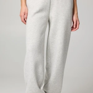 MJUKISAR! - säljer ett par varma och sköna mjukisbyxor som aldrig använts från Bikbok används inte pg av för stora/har ärvt dom. Storlek M/L kan passa en S