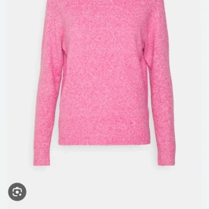 Rosa stickad tröja från Vero Moda - Fin stickad tröja från vero moda, passar för både sommar och vinter💗 Använd fåtal gånger💗Nypris 299, jag säljer för 150💗Tröjan ser annorlunda ut på min kamera av någon anledning, men den är den färgen som på första bilden💗