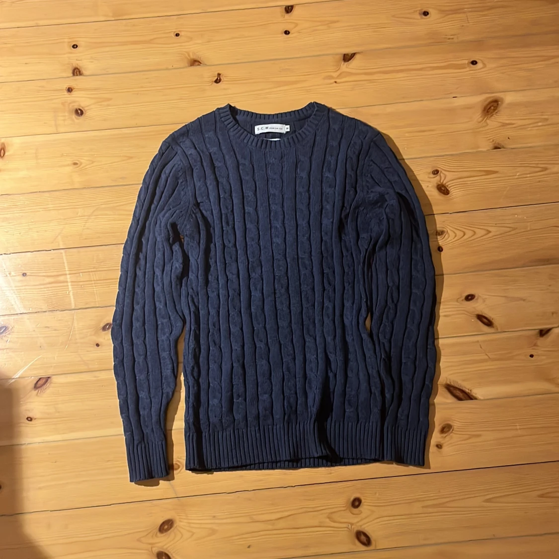 Mörkblå stickad tröja från S.C.W.