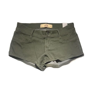 Sjukt snygga lågmidjade  gröna shorts😍😍 - Sjukttt snygga och unika shorts från hollister som e gröna😍😍 storleken är w26 men tror de skulle kunna passa 25 och 27 också. Lågmidjade