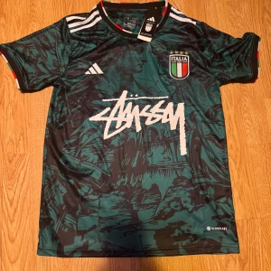 Italian Stussy Fotbollströja - Säljer min helt oanvända stussy fotbollströja pga för stor. Vid fler frågor är det vara o höra av sig.  