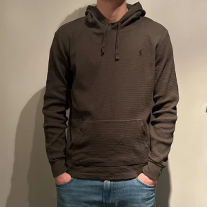 Hoddie Ralph Lauren - Säljer en mörk gröna hoodie från Polo Ralph Lauren i stl L. Tröjan har en diskret struktur och en klassisk huva med. I absolut nyskick endast testad, julklapp! Perfekt för en avslappnad stil. Nypris 2500!