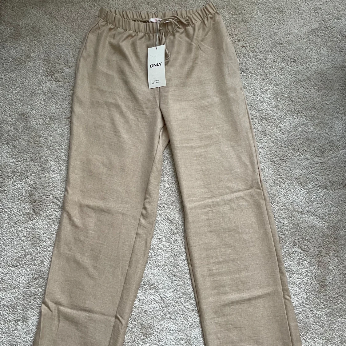 Beige linnebyxor från ONLY M