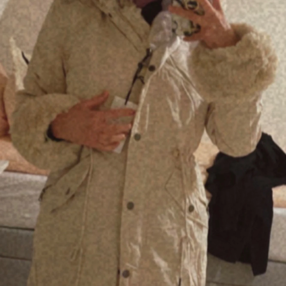 Beige parkajacka med pälsdetaljer - 90