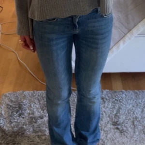 Blå bootcut jeans - Snygga blå bootcut jeans med en klassisk look. Perfekta för en avslappnad stil. De har en normal passform och är tillverkade i jeansmaterial.
