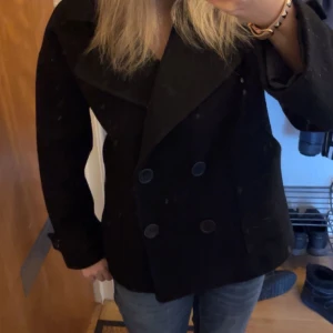Svart kappa - Snygg svart kappa med dubbelknäppning Perfekt för kyligare dagar. Har lite smutsig spegel. Kappan har inga defekter. Skriv för fler frågor!!💕 Orginalpris - 757