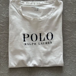Polo Ralph Lauren T-shirt - ///En fet polo t-shirt som är asnygg, den har en liten defekt (bild 4) men man tänker inte på det och det syns knappt, rekommenderar starkt!!///Mvh maganor🫡