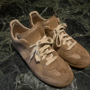 Maison Margiela GATS - Säljer dessa margielasen men kollar om nån vill köpa. Har varken boxen eller orginalsulorna men det finns tag under skon som går att skanna som äkthetsbevis. Använda typ 10 gånger och har tappat lite färg på insidan. Skriv dm för fler bilder