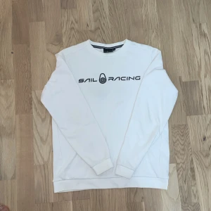 Vit tröja från Sail Racing - Säljer en stilren vit tröja från Sail Racing. Storlek 160. Riktig skön, defekt i sista bilden, det är en väldigt liten fläck som man knappt ser. Pris kan 100% diskuteras🙏👍.