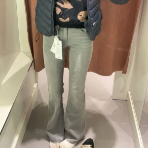 Grå bootcut jeans - säljer mina bootcut jeans från gina tricot, har små bleknings fläckar på vänster lår, säljer för att jag tog i fel storlek  köpte för 500 men säljer för 250