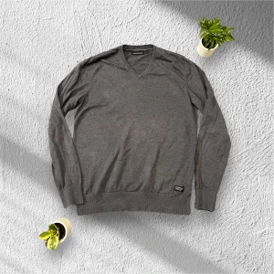 Grå tröja från Peak Performance - Snygg grå tröja från Peak Performance med v-ringning. Perfekt för en stilren look. Tröjan har långa ärmar och ribbade muddar vid ärmslut och nederkant. Tröjan är i helt okej skick, den är lite nopprig men annars bra! Rekommenderar. Ställ gärna frågor!