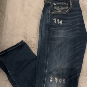 Replay jeans  - Tja, säljer nu dessa väldigt snygga replay jeans med slitningar! Jeansen har inga defekter eller liknade. Storlek 29-30! Nypris ligger runt 1800kr mitt pris 849kr