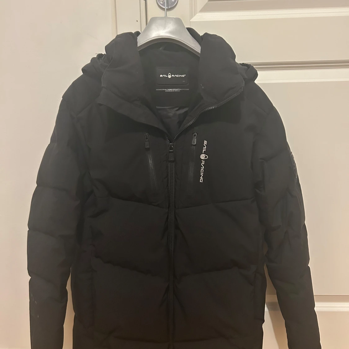 Svart stilren vinterjacka från Sail Racing
