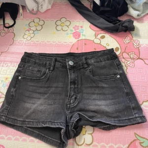 Svarta jeansshorts - Snygga svarta jeansshorts från SHEIN, strl S. Rätt så lågmidjade. Kom privat för måtter och mer bilder om önskas!