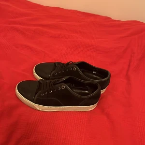 Svarta lanvins med vita sulor - Säljer ett par svarta lanvins i storlek 40 men de passar 41 till 42, Endast skorna följer med och de är i fint skick, Självklart äkta skriv vid intresse.