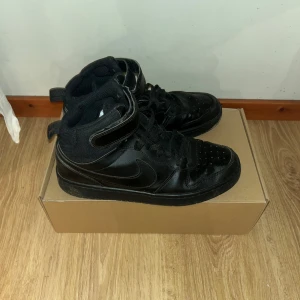 Nike skor svarta storlek 40 - Nike skor som är svarta! Storlek 40! Skick 8/10! Har använt de men passar inte så de bara ligger. Pris kan självklart diskuteras. Det är bra vinterskor/höstskor. Pris kan diskuteras och sänkas vid snabb affär, hör av dig med frågor eller om de behövs mer bilder!😊1234 står för att du ska föreslå ett pris!