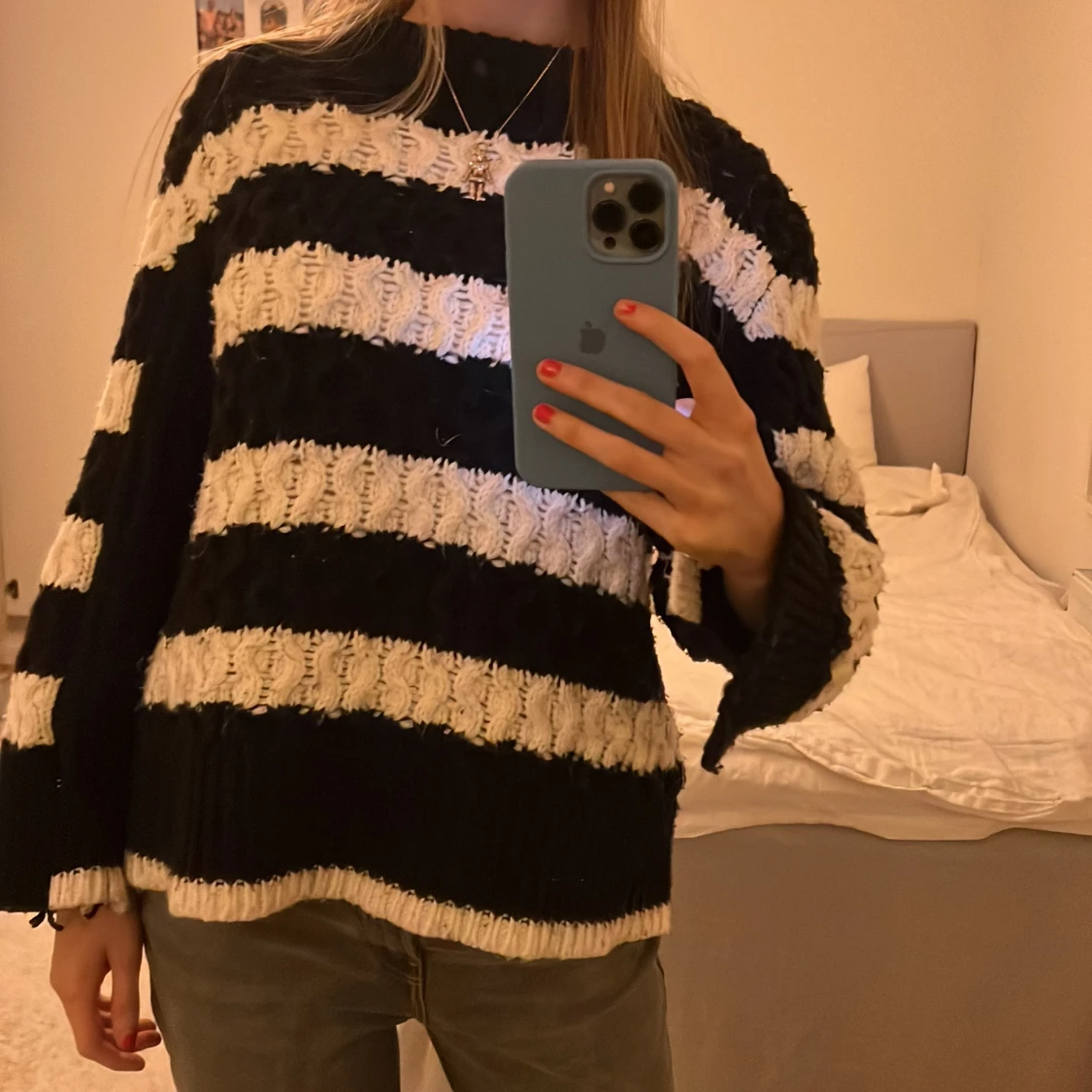 Randig stickad tröja i svart och vit - 90