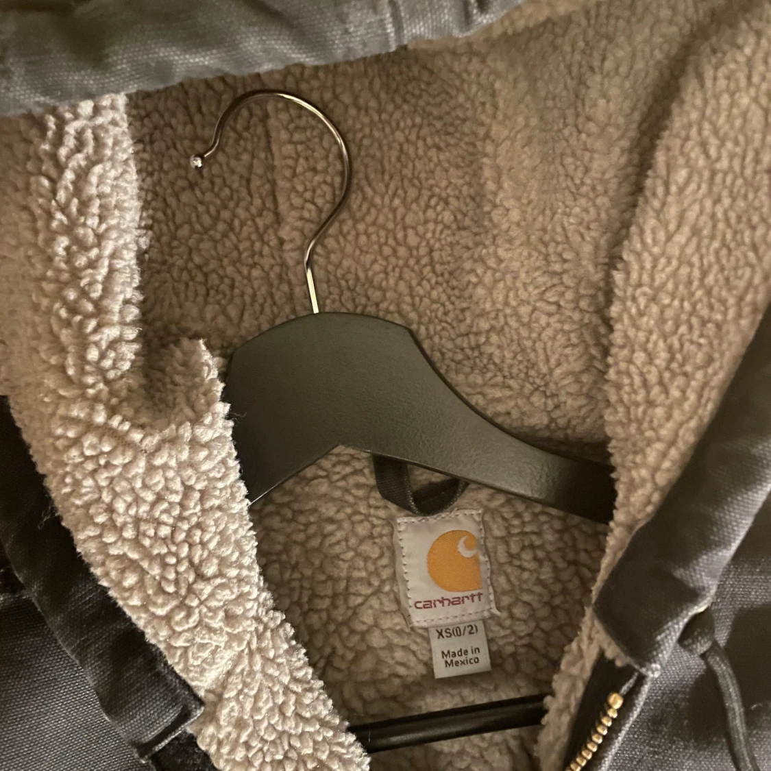 Svart jacka med huva från Carhartt - 91