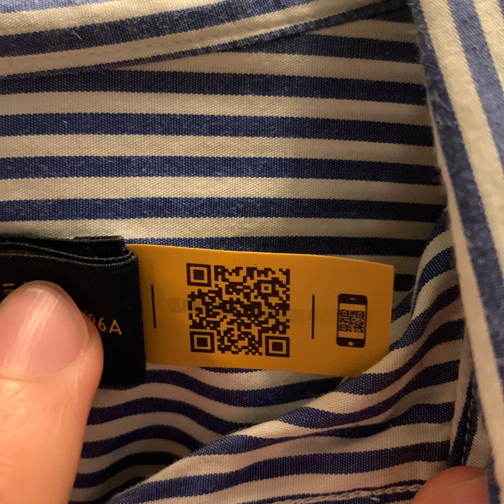 Snygg blå- och vitrandig skjorta från Ralph Lauren i slim fit. Skjortan är tillverkad i bomull med stretch och har en broderad logotyp på bröstet. Perfekt för en stilren look.ny pris 1800kr mitt pris 499kr. Paidat.