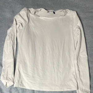 Vit långärmad tröja från ASOS DESIGN - Säljer en stilren vit långärmad tröja från ASOS DESIGN. Perfekt basplagg för alla tillfällen. Tillverkad i ett mjukt och bekvämt material.