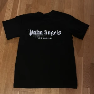 Palm angels t shirt med rhinestones - Skickar mått dm storlek M - lyser och ”dansar” i ljus som diamanter 