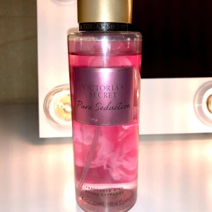 Victoria's Secret  - Victoria’s Secret body mist pure seduction 250 ml. Perfekt för att ge en långvarig och fräsch doft. I bra skick och knappt använd (köpt i augusti i London) 💖