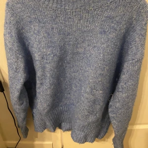 Blå stickad tröja från Zara - Säljer en mysig blå stickad tröja från Zara. Perfekt för kyliga dagar med sin mjuka och bekväma passform. Tröjan har långa ärmar och en klassisk design som passar till det mesta. Köpt från Plick så vet ej va nypriset är men köpt för 300. Säljer då den inte kommer till användning.